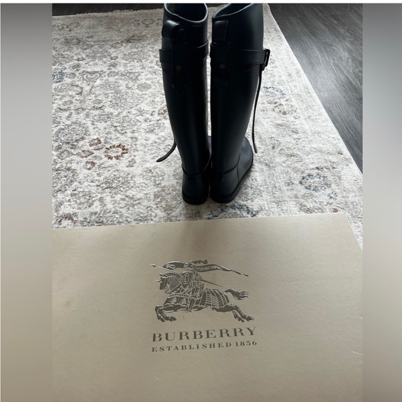 Burberry esquestrian tall boots - Picture 4 of 4